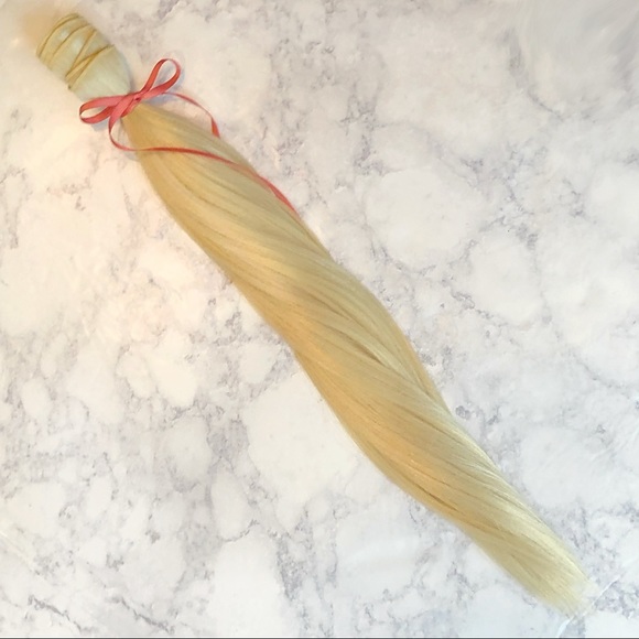 613 Bleach Blonde 20” Hair Extensions - Picture 3 of 6